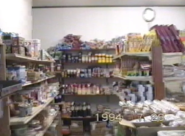 食料品が棚に並ぶ、スーパーを営んでいた頃の店内