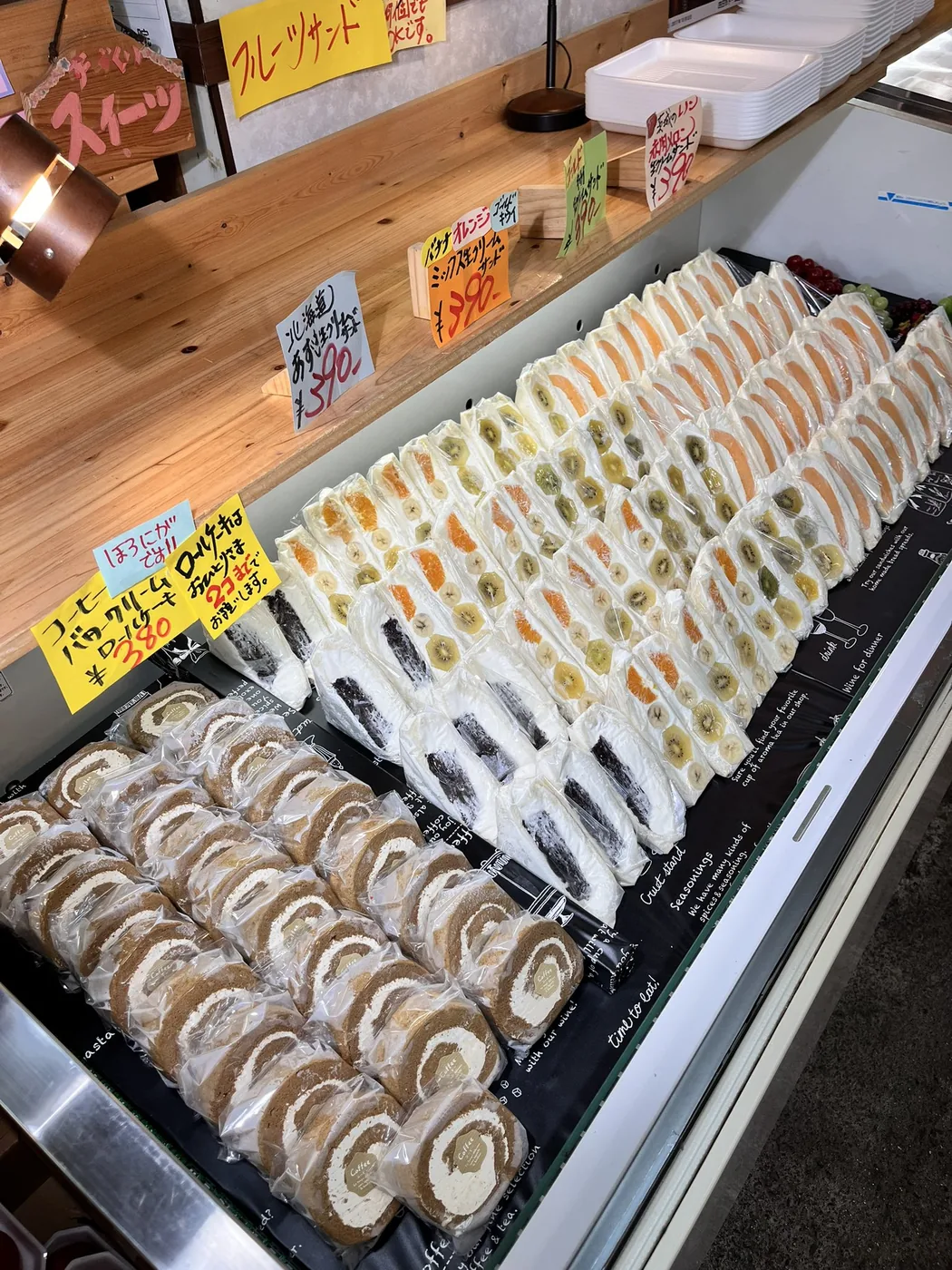 現在のヒライでフルーツサンドとロールケーキが並ぶスイーツ売場